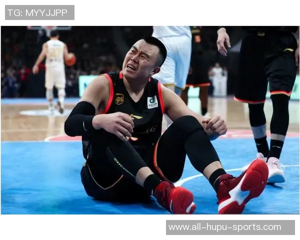 韩德君手掌受伤依然坚守赛场,缝针直至深夜彰显篮球精神